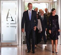 Sus Majestades los Reyes acceden al interior del Auditorio Nacional de Música